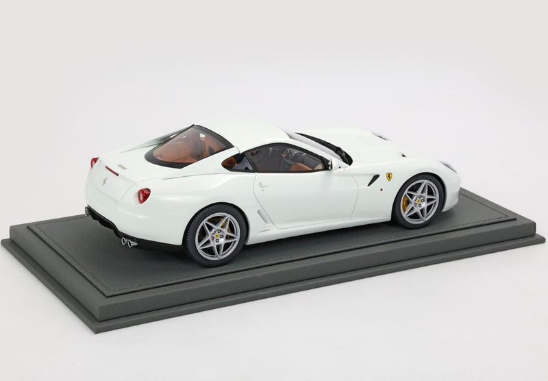 ギャラリービューアに画像をロードする, 【予約】Ferrari 599 GTB Fiorano 2006 オートマチックギア Made In Italy アヴスホワイト クオイオカラーインテリア/ BBR 1/18 ミニカー