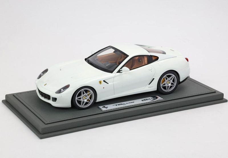 ギャラリービューアに画像をロードする, 【予約】Ferrari 599 GTB Fiorano 2006 オートマチックギア Made In Italy アヴスホワイト クオイオカラーインテリア/ BBR 1/18 ミニカー