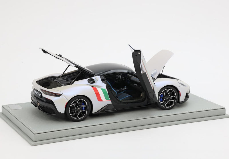 ギャラリービューアに画像をロードする, 【予約】Maserati MC20 フルオープンダイキャスト ホワイトアウダーチェ イタリアンフラッグ/ BBR 1/18 60台限定ミニカー