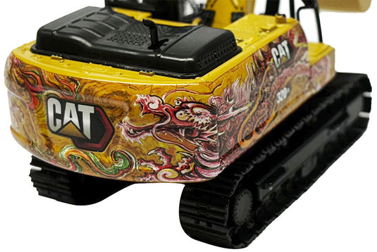 Caterpillar 320 GX 油圧ショベル (ドラゴントーテム装飾) - ハイラインシリーズ トレーラー / Diecast Masters 1/50 建設機械模型 工事車両