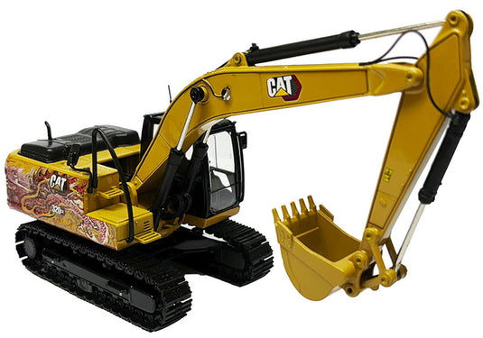 Caterpillar 320 GX 油圧ショベル (ドラゴントーテム装飾) - ハイラインシリーズ トレーラー / Diecast Masters 1/50 建設機械模型 工事車両