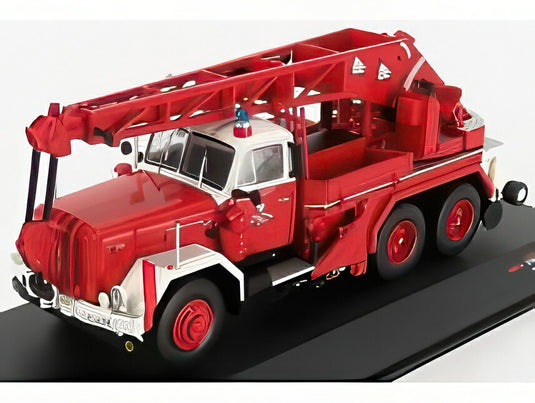 マギルス - ウラヌス KW16 トラック 3軸 Feuerwehr (フランクフルト消防隊) GRU クレーン 1959 - レッド ホワイト/ IXO 1/43 ミニカー