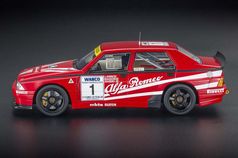 ギャラリービューアに画像をロードする, ALFA ROMEO 75 ターボ エヴォルツィオーネ IMSA 1号車 1989年ジロ・デ・イタリア 2位 ドライバー:ニコラ・ラリーニ/ミキ・ビアシオン/ティツィアーノ・シビエロ レッド/ホワイト/TOPMARQUES 1/18ミニカー