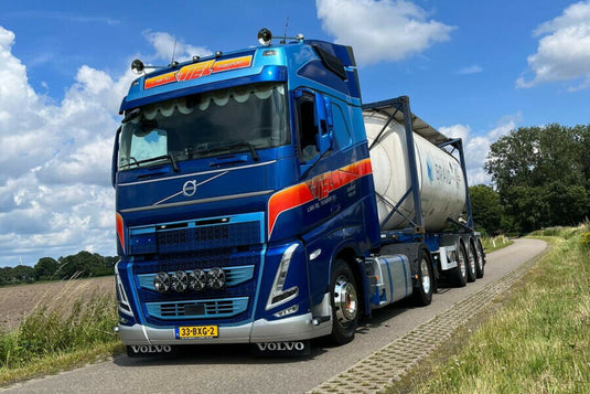 【予約】2026年発売予定 L. VAN TIEL VOLVO FH5 GLOBETROTTER 4X2 30FTコンテナトレーラー 3軸 + 20FTタンクコンテナ トレーラー / WSI 1/50 建設機械模型 工事車両