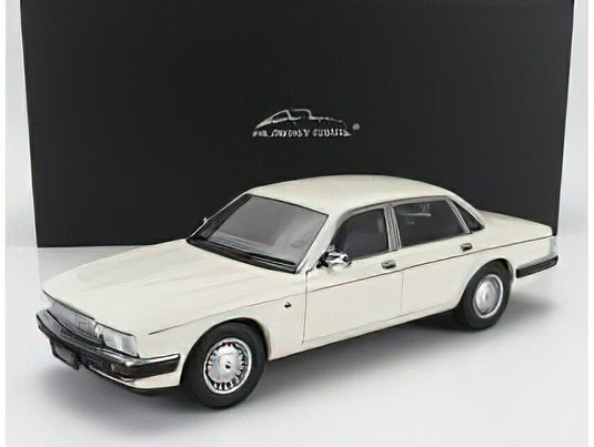 JAGUAR - DAIMLER XJ6 (XJ40) 1986 - GLACIER WHITE /ALMOST-REAL 1/18 ミニカー