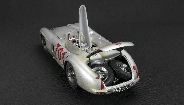 ギャラリービューアに画像をロードする, Mercedes-Benzメルセデスベンツ Racing Car Transporter "The blue Wonder" + 300 SLR #701 Dirty Hero /GT SPIRITスピリット 1/12 ミニカー
