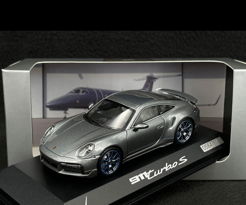 ギャラリービューアに画像をロードする, Porscheポルシェディーラー 911 Turbo S 2020 Embraer Exclusive Edition Silver grey metallic/Minichamps 1/43 ミニカー