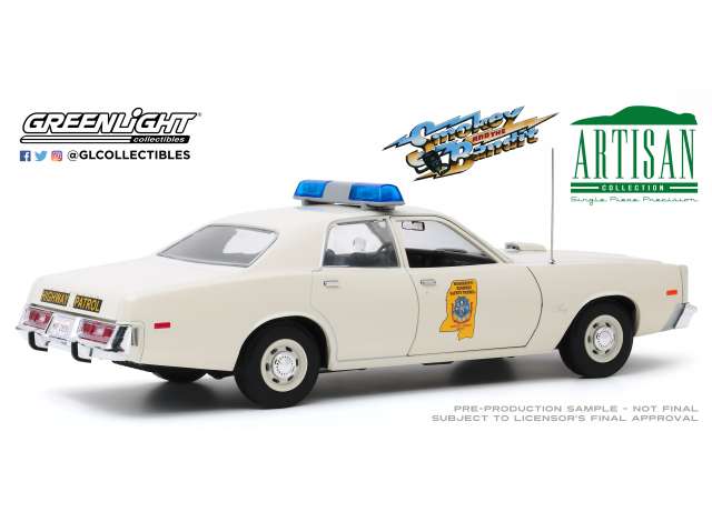 ギャラリービューアに画像をロードする, 【予約】4月以降発売予定1975 Plymouth Fury Mississippi Highway Patrol Smokey and the Bandit 1977 white /Greenlight 1/18 ミニカー