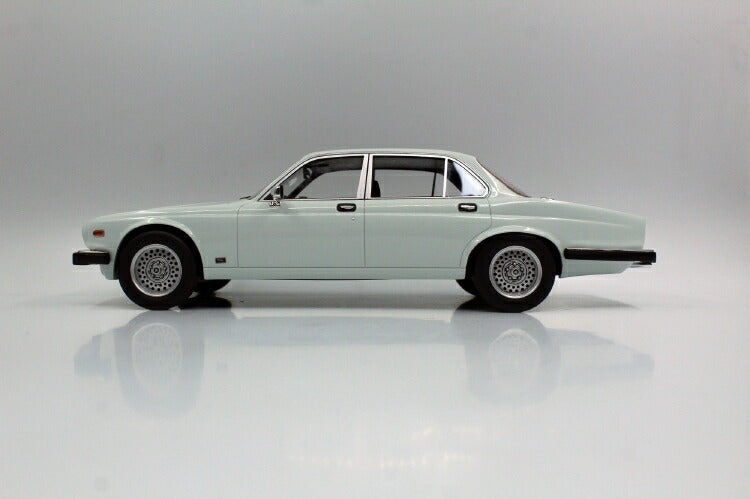 ギャラリービューアに画像をロードする, 【予約】8月以降発売予定JAGUARジャガー XJ6 1982 white /LS Collectibles 1/18 ミニカー