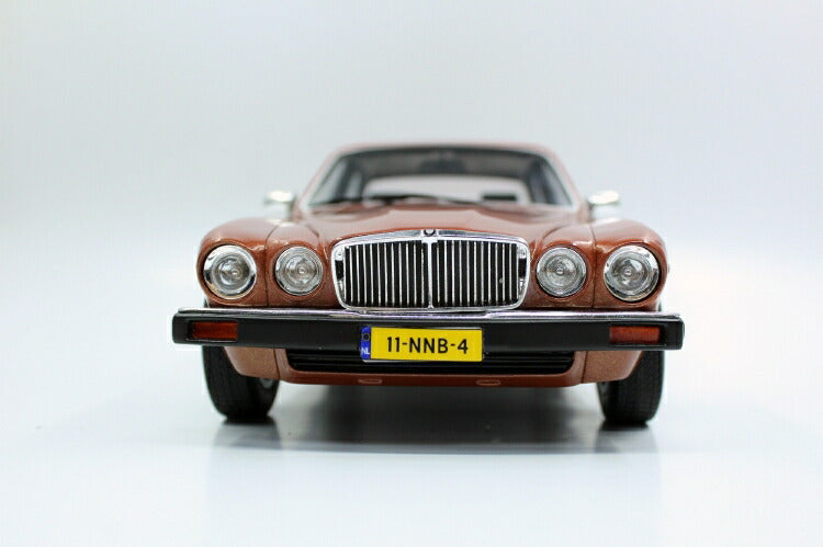 ギャラリービューアに画像をロードする, 【予約】8月以降発売予定JAGUARジャガー XJ6 1982 bronze /LS Collectibles 1/18 ミニカー
