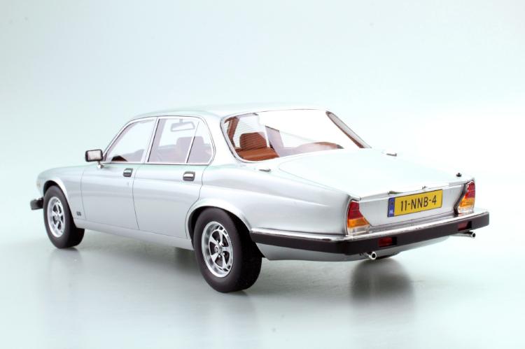 ギャラリービューアに画像をロードする, Jaguar XJ6 1982 シルバー /LS COLLECTIBLES 1/18 レジンミニカー