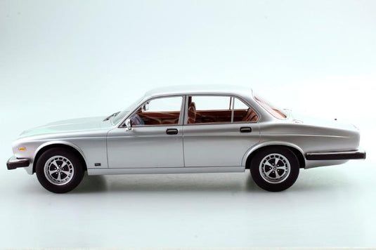 Jaguar XJ6 1982 シルバー /LS COLLECTIBLES 1/18 レジンミニカー