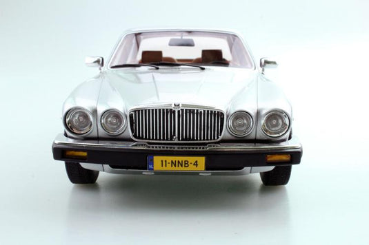 Jaguar XJ6 1982 シルバー /LS COLLECTIBLES 1/18 レジンミニカー