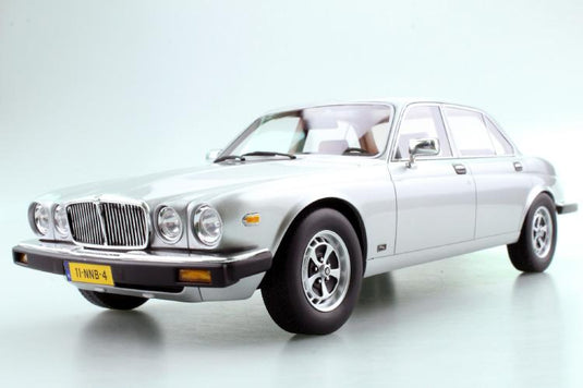 Jaguar XJ6 1982 シルバー /LS COLLECTIBLES 1/18 レジンミニカー