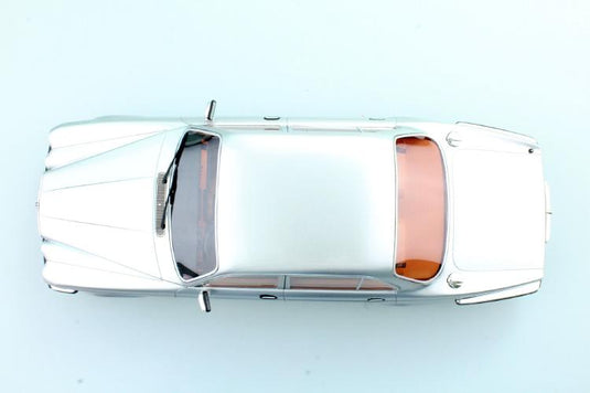 Jaguar XJ6 1982 シルバー /LS COLLECTIBLES 1/18 レジンミニカー