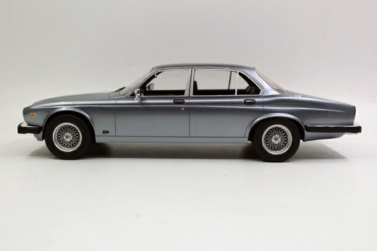 【予約】12月以降発売予定Jaguarジャガー XJ6 1982 Dark metallic grey /Ls Collectibles 1/18 ミニカー