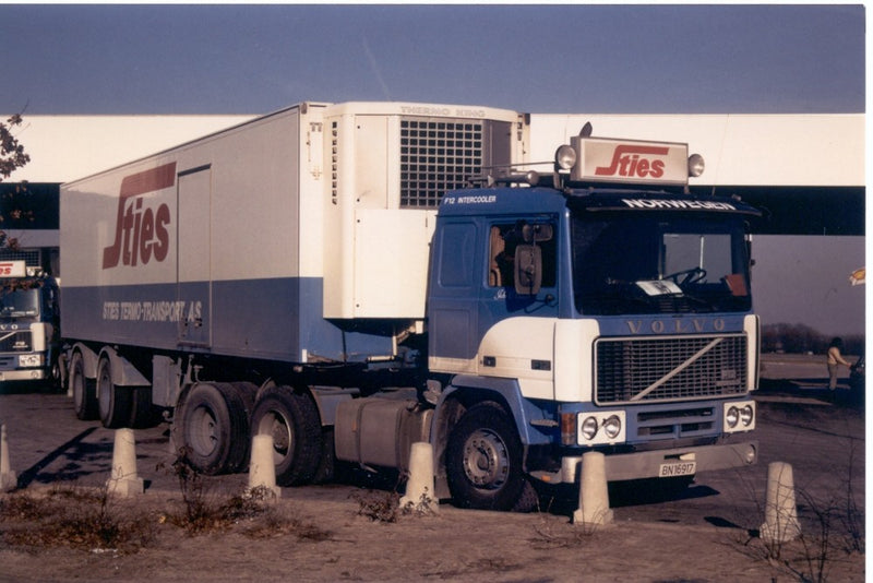ギャラリービューアに画像をロードする, 【予約】4-6月以降発売予定Sties Volvo F12 with new 2 axle classic trailerトラック 建設機械模型 工事車両 TEKNO 1/50 ミニチュア