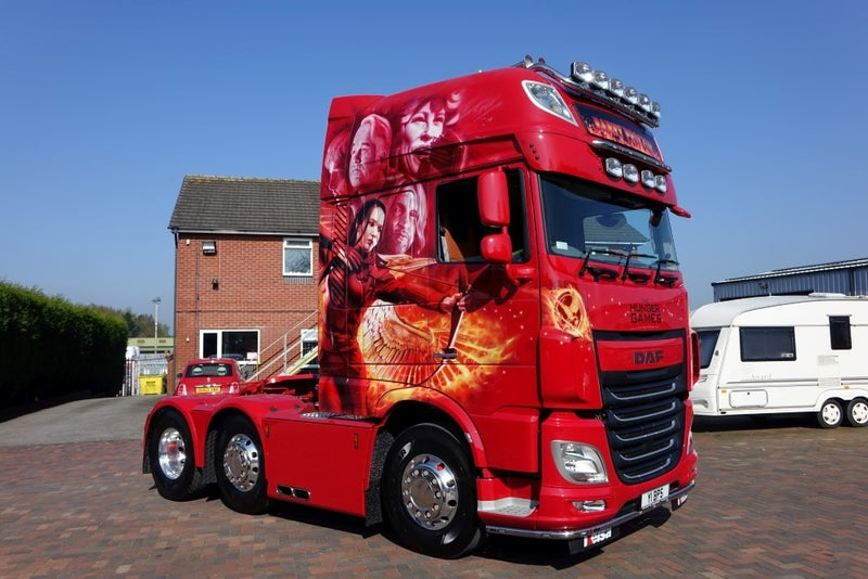 ギャラリービューアに画像をロードする, 【予約】4-6月以降発売予定Proctor, Barry DAF XF Euro 6 6x2 Super Space Cab - The Hunger Gamesトラクタ 建設機械模型 工事車両 TEKNO 1/50 ミニチュア