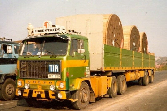 【予約】8-10月以降発売予定Ivans Akeri Volvo F89 with 2軸 Classic tilt semitrailerトラック/建設機械模型 工事車両 Tekno 1/50 ミニチュア