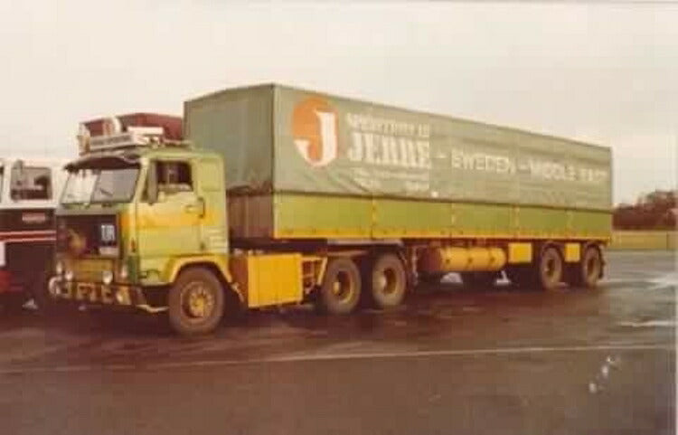 ギャラリービューアに画像をロードする, 【予約】8-10月以降発売予定Ivans Akeri Volvo F89 with 2軸 Classic tilt semitrailerトラック/建設機械模型 工事車両 Tekno 1/50 ミニチュア