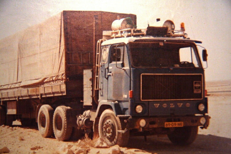ギャラリービューアに画像をロードする, 【予約】2019年8-10月以降発売予定Ludwig, Hermann Volvo F88 with Classic tilt semitrailer トラック /建設機械模型 工事車両 TEKNO 1/50 ミニチュア