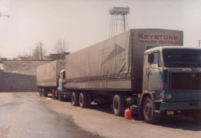 ギャラリービューアに画像をロードする, 【予約】8-10月以降発売予定Kluitmans dirty Volvo F89 met 2-assige huifoplegger - dirty トラック/Tekno 建設機械模型 工事車両 1/50 ミニチュア
