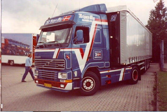【予約】10-12月以降発売予定Volvo FH12 Globetrotter 4x2 in klant specifieke verpakking トラック TEKNO 1/50 建設機械 模型ミニカー はたらく車重機