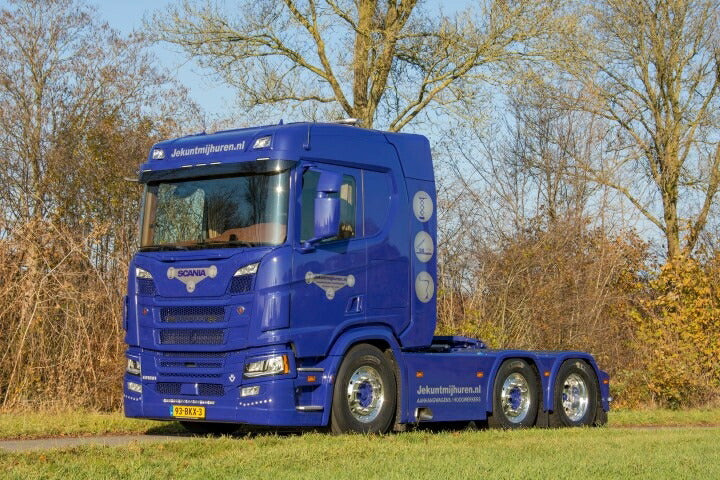 ギャラリービューアに画像をロードする, 【予約】12月以降発売予定Scania Next Gen GRRR-V8 R-serie met -assige dieplader. Speciale onderdelen: achterwand, slangenrek, oprijplaten en zijafscherming. TEKNO 1/50 建設機械 模型ミニカー はたらく車重機 トラック トレーラー
