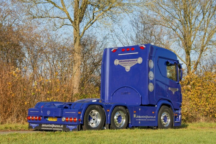 ギャラリービューアに画像をロードする, 【予約】12月以降発売予定Scania Next Gen GRRR-V8 R-serie met -assige dieplader. Speciale onderdelen: achterwand, slangenrek, oprijplaten en zijafscherming. TEKNO 1/50 建設機械 模型ミニカー はたらく車重機 トラック トレーラー