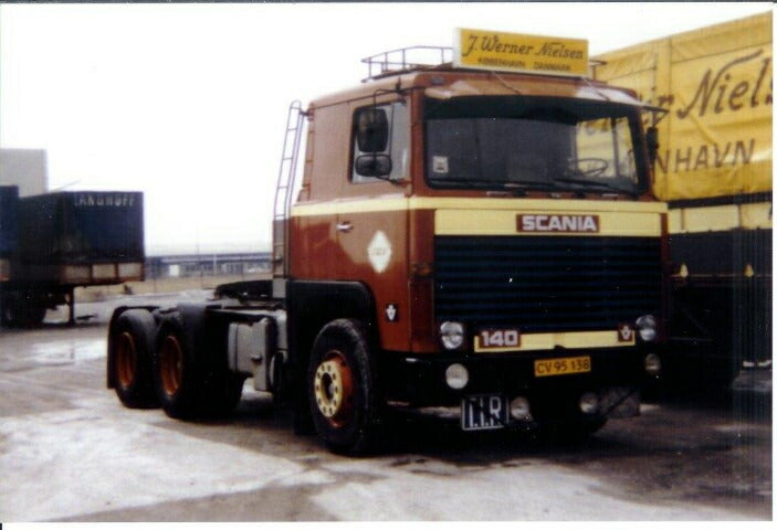 ギャラリービューアに画像をロードする, 【予約】8-10月以降発売予定Nielsen, Werner J. Scania 140 6x2 sleepas met klassieke stepframe trailer トラック/Tekno 建設機械模型 工事車両 1/50 ミニチュア