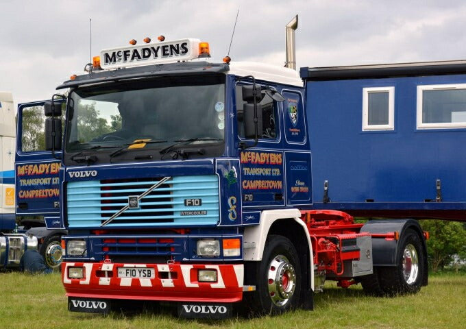 ギャラリービューアに画像をロードする, 【予約】10-12月以降発売予定Mc Fadyens Volvo F12 met 3-assige schuifzeil oplegger verpakt in luxe Giftbox トラック /Tekno 建設機械模型 工事車両 1/50 ミニカー