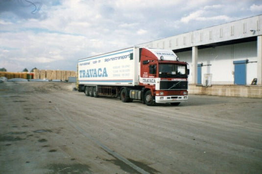 【予約】2023年発売予定Travaca Volvo F16 4x2 met 3 assige koelopleggerトラック /建設機械模型 工事車両 Tekno 1/50 ミニチュア