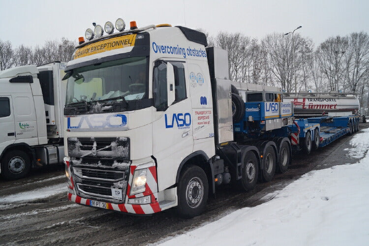 ギャラリービューアに画像をロードする, 【予約】2019年1-3月以降発売予定LASO VOLVO FH4 GLOBETROTTER 8x4 低床 EURO 4 軸 | DOLLY 2 軸トレーラー /建設機械模型 工事車両 WSI 1/50 ミニチュア