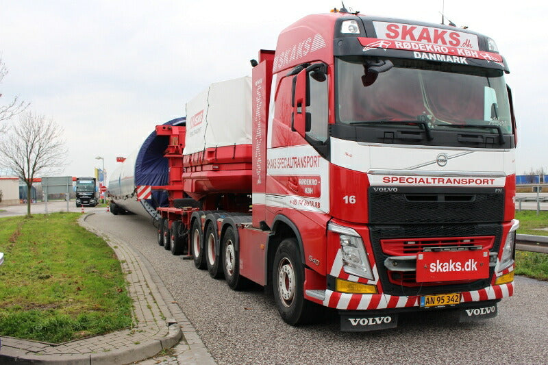 ギャラリービューアに画像をロードする, 【予約】2018年1-3月以降発売予定Skaks Specialtransport Volvo FH4 Globetrotter Nooteboomノーテブーム Mega Windmill トレーラー (3 + 7軸)トレーラー 建設機械模型 工事車両 WSI 1/50 ミニチュア