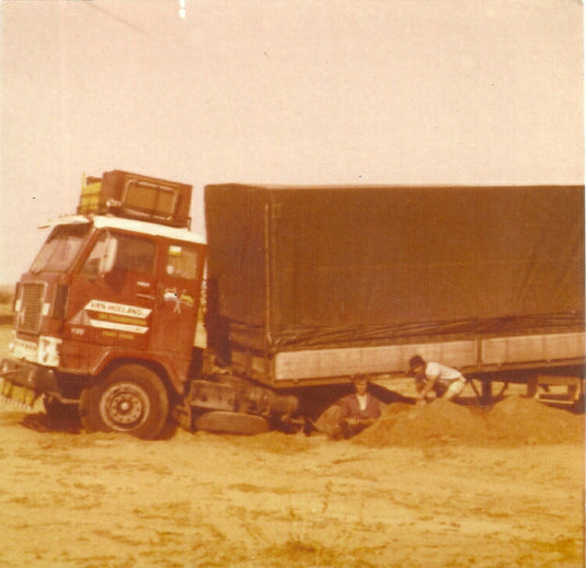 【予約】10-12月以降発売予定Van Holland Transporten; VOLVO F88 4x2 カーテンサイダートレーラー CLASSIC - 2軸 トラック /建設機械模型 工事車両 WSI 1/50 ミニチュア