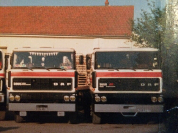 ギャラリービューアに画像をロードする, 【予約】2020年1-3月以降発売予定Transports Bialek et Fils DAF 3600 4x2 CLASSIC FLAT BED TRAILER - 2軸 トラック トレーラー/建設機械模型 工事車両 WSI 1/50 ミニチュア