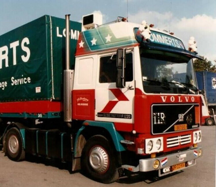 ギャラリービューアに画像をロードする, 【予約】5-8月以降発売予定VOLVO F12 GLOBETROTTER 4X2 カーテンサイダートレーラー 3軸 トラック WSI 1/50 建設機械 模型ミニカー はたらく車重機