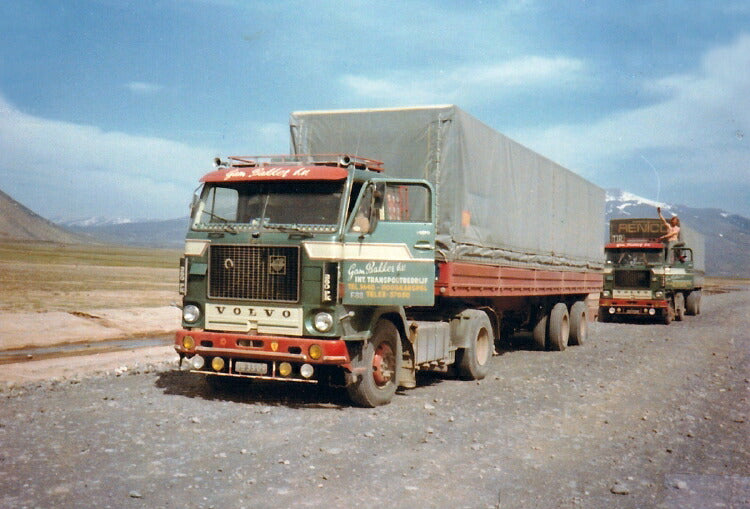 ギャラリービューアに画像をロードする, 【予約】12月以降発売予定Gam Bakker VOLVO F88 CURTAINSIDE TAILER | CLASSIC - 2軸トラック/WSI 1/50 建設機械 模型ミニカー はたらく車 重機