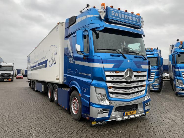 ギャラリービューアに画像をロードする, 【予約】8-10月以降発売予定JSB Swijnenburg; MERCEDES-BENZ ACTROS MP4 GIGA SPACE 6X2 TWINSTEER リーファートレーラー 3軸 トラック /WSI 建設機械模型 工事車両 1/50