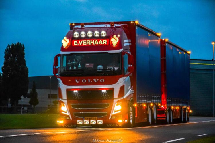 ギャラリービューアに画像をロードする, 【予約】8-10月以降発売予定E. Verhaar Transport; VOLVO FH4 GLOBETROTTER XL 6X2 TAG AXLE COMBI 7軸 トラック /WSI 建設機械模型 工事車両 1/50