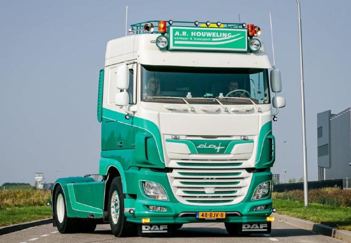 【予約】12月以降発売予定A.R. Houweling; DAF XF SPACE CAB MY2017 4X2 トラック トラクタ/建設機械模型  工事車両 WSI 1/50 ミニチュア