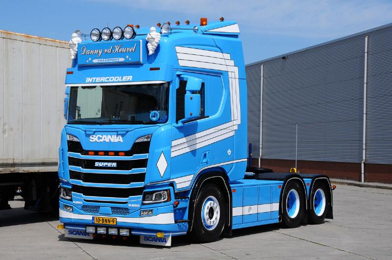 【予約】2023年3月以降発売予定Danny van den Heuvel; SCANIA R HIGHLINE CR20H 6X2 TAG  AXLEトラクタ トラック /建設機械模型 工事車両 WSI 1/50 ミニチュア