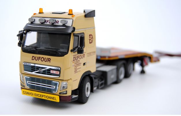 ギャラリービューアに画像をロードする, Dufour 3軸 低床セミトレーラー + ボルボ FH16 6x4 /WSI 1/50 模型