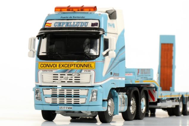 ギャラリービューアに画像をロードする, CEPPELLUDU 3-AXLE SEMI LOW-LOADER + VOLVO FH 6X2 /WSI 1/50 トレーラー 模型
