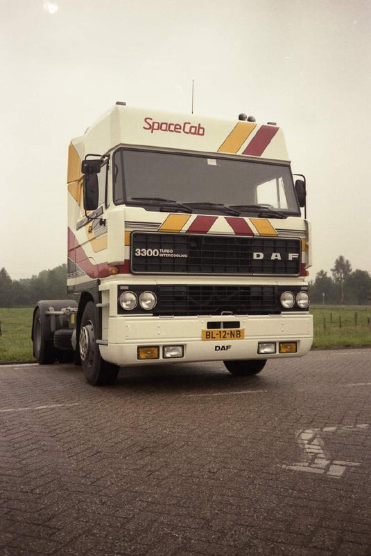 【予約】8-10月以降発売予定Premium Line; DAF 3300 SPACE CAB 4X2 トラック トラクタ /WSI 建設機械模型 工事車両 1/50