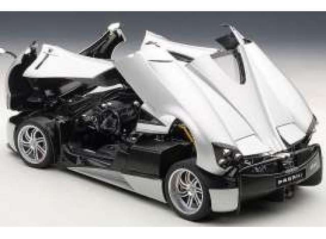 ギャラリービューアに画像をロードする, 2011 Pagani Huayra, silver/AUTOart 1/18ミニカー
