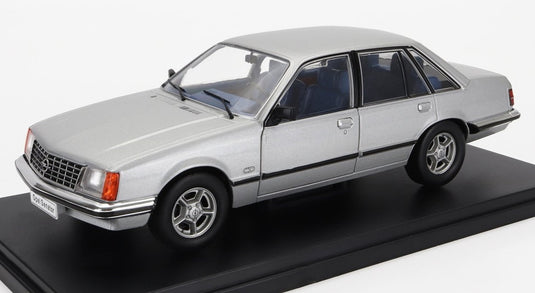 OPELオペル セネター 3.0 1978 シルバー HACHETTE-OPEL-COLLECTION / EDICOLA 1/24 ミニカー