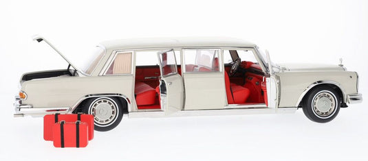 【予約】2025年発売予定MERCEDES BENZ - S-CLASS 600 LWB PULLMAN (W100) 1963-1981 - WHITE/NZG 1/18ミニカー ベンツディーラーモデル　ドア開閉