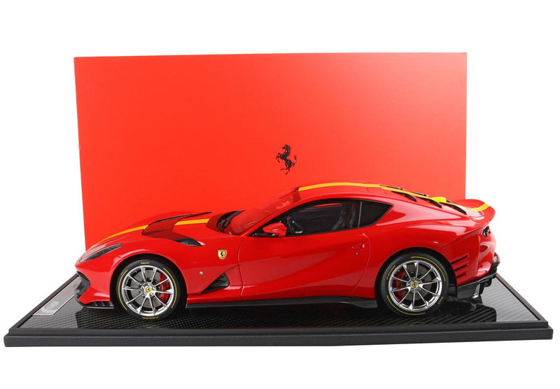 ギャラリービューアに画像をロードする, 【予約】Ferrari 812 Competizione イエロー ストライプ ロッソコルサ322 イエロータイヤ/ BBR 1/12 100台限定ミニカー
