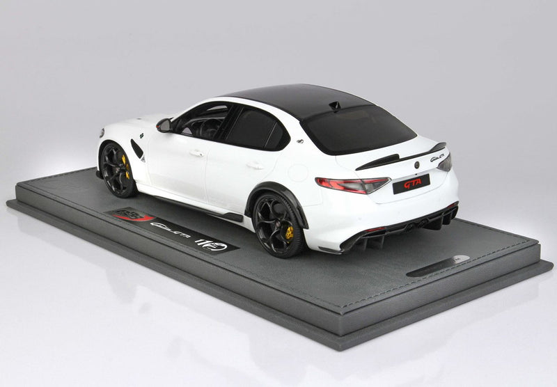 ギャラリービューアに画像をロードする, 【予約】Alfa Romeo Giulia GTA ビアンコトロフェオ イエローブレーキ ブラックシートベルト/ BBR 1/18 44台限定ミニカー
